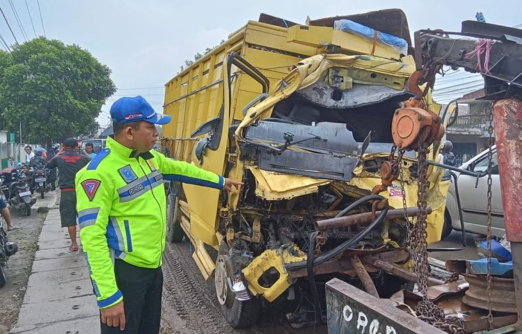 Truk Pengangkut Telur "Adu Banteng" dengan Truk Bermuatan Manggis di Jalur Selatan Banyumas