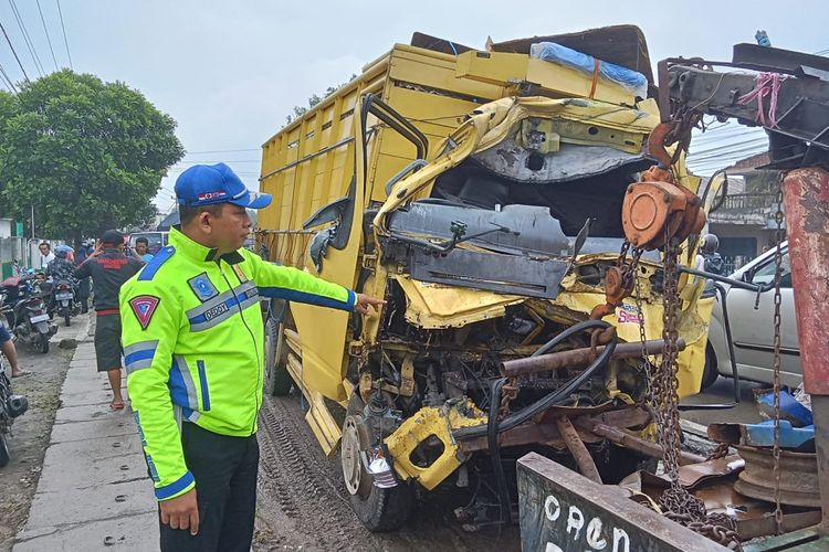 Truk Pengangkut Telur "Adu Banteng" dengan Truk Bermuatan Manggis di Jalur Selatan Banyumas