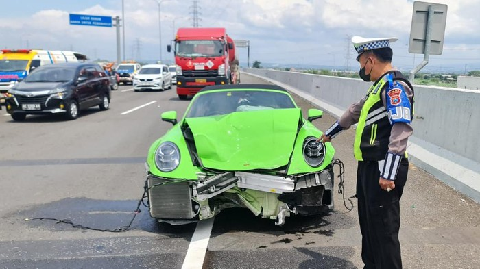 Pengemudi Porsche Ngebut 130 Km/Jam Tabrak Livina di Tol Sidoarjo