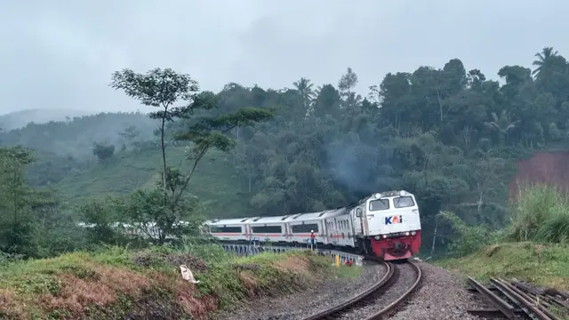 MEGABERTIA - Akibat Gempa Garut Kereta Api Daop 2 Bandung Sempat Berhenti