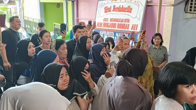 MEGABERITA - Isak Tangis Keluarga Pecah Saat Jenazah Anggota Polresta Manado Tiba Rumah